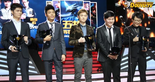 全华班LOL战队风采再现，手游资讯速递