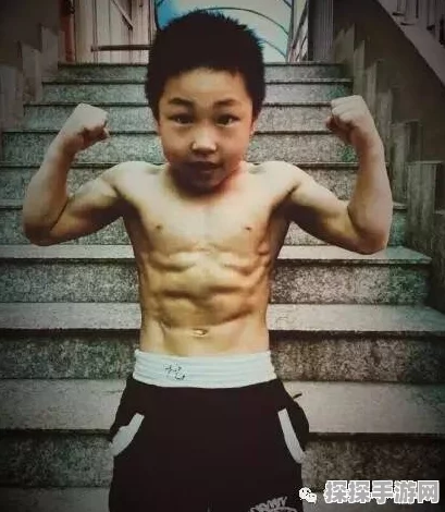 手游资讯，7岁男孩咳嗽意外练出8块腹肌，网友热议，游戏界的未来健身奇才？