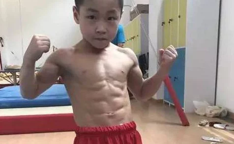 手游资讯，7岁男孩咳嗽意外练出8块腹肌，网友热议，游戏界的未来健身奇才？