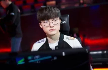 LOL传奇选手Faker泪洒赛场，再现职业精神光辉